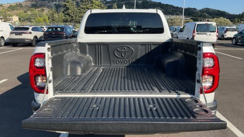 TOYOTA HILUX INVINCIBLE A/T HYBRID 2025 2.8 204PS