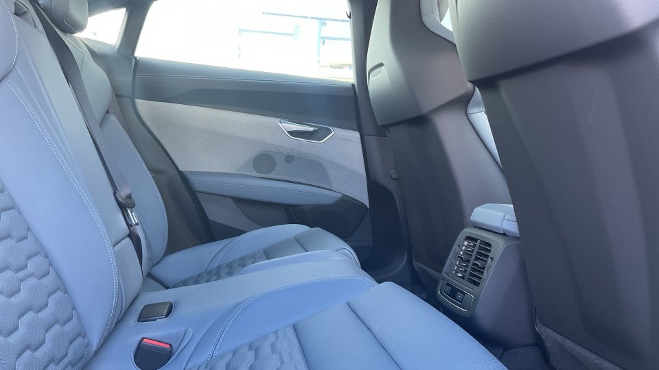  Audi e-tron GT QUATTRO 476PS 2023